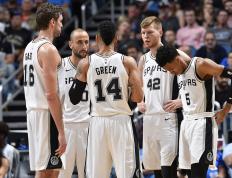 开云下载-包含马刺主帅波波维奇与小卡成绩不卩的词条