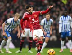 开云体育在线-曼联后卫连续失误，球迷诟病表现