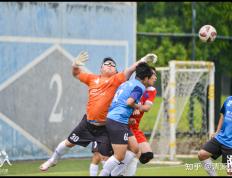 开云体育平台APP-球员实力较量！足球赛场上的紧张对决！